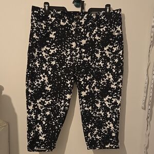 Lee Riders Jeans Womens 18 M Black Floral Cotton Stretch Blend Capri Slender